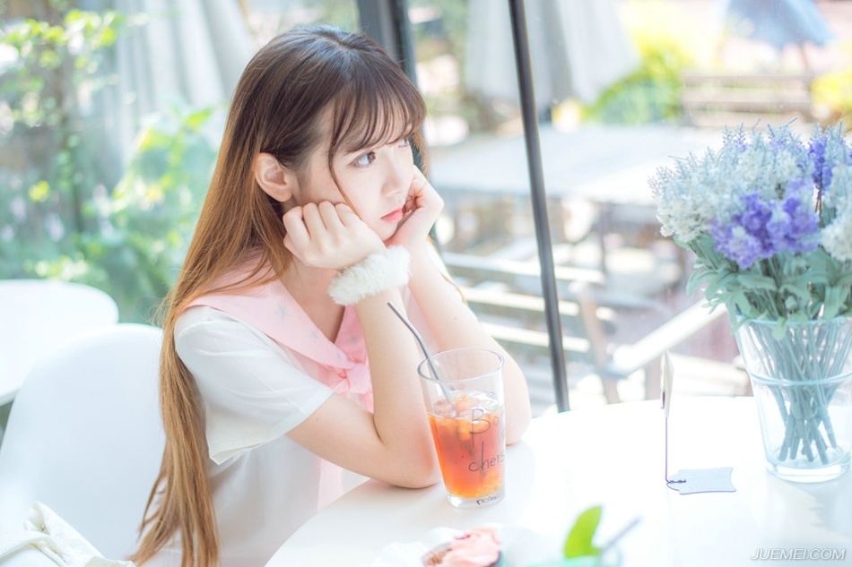 “越快越好，孔明这几日不间断来信催促。”刘备沉声道：“只是如何撤兵，还要跟两位军师商议一番。”